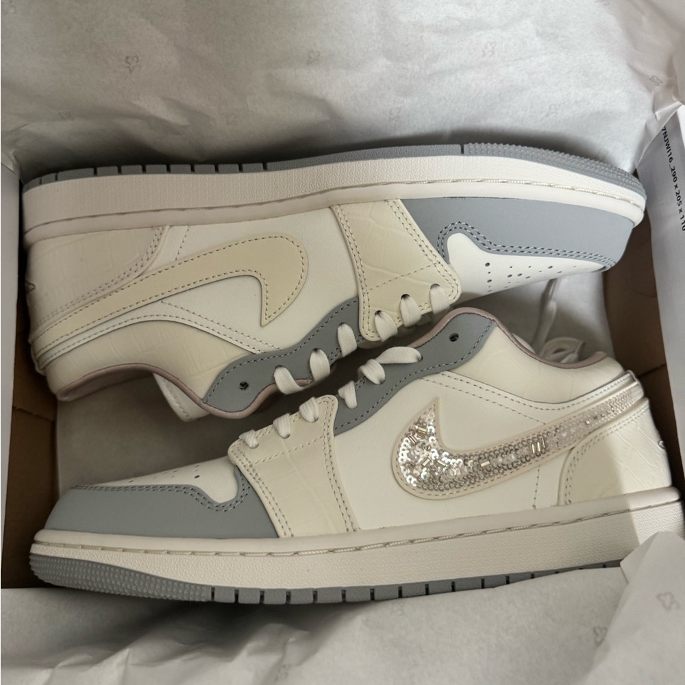 Jordan 1 Low in Sail and Soft Pearl